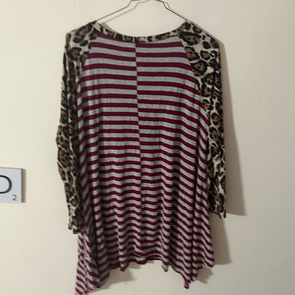 Boutique Brand leopard & red gray stripes shark bite blouse size 2x - Picture 5 of 5